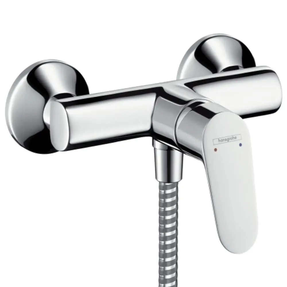 Chromfarbener Einhebel-Brausemischer mit einem weißen Bedienhebel und roten/blauen Markierungen für Warm- und Kaltwasser, aufputz montiert. Marke: Hansgrohe.